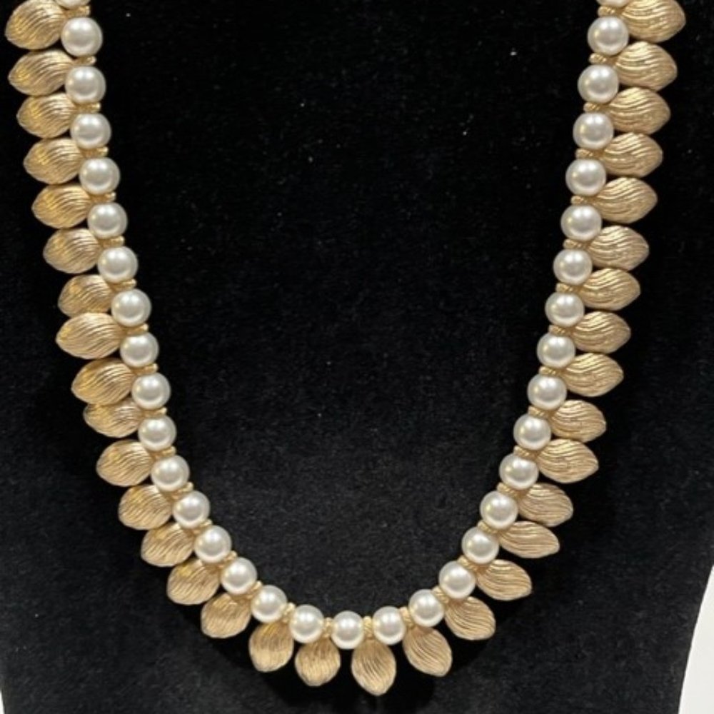 Vintage faux pearl gold leaf design choker necklace Unsigned maker